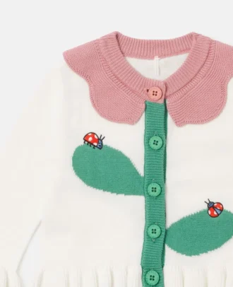 Blumige Häkelstrickjacke
