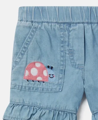 Denim-Shorts mit Marienkäfer-Stickerei