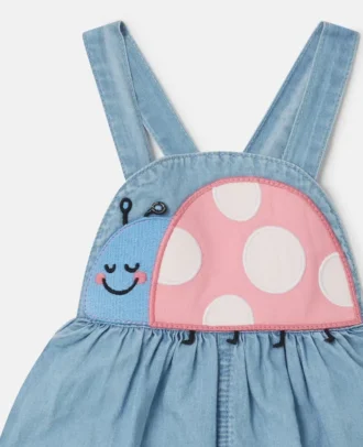 Denim-Strampler mit Marienkäfer-Stickerei
