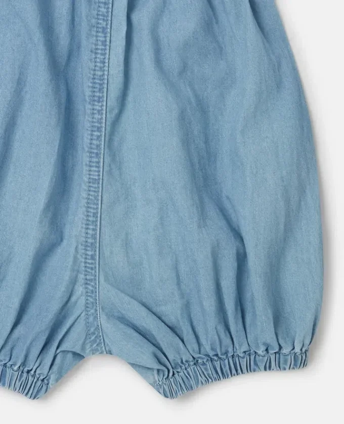 Denim-Strampler mit Marienkäfer-Stickerei