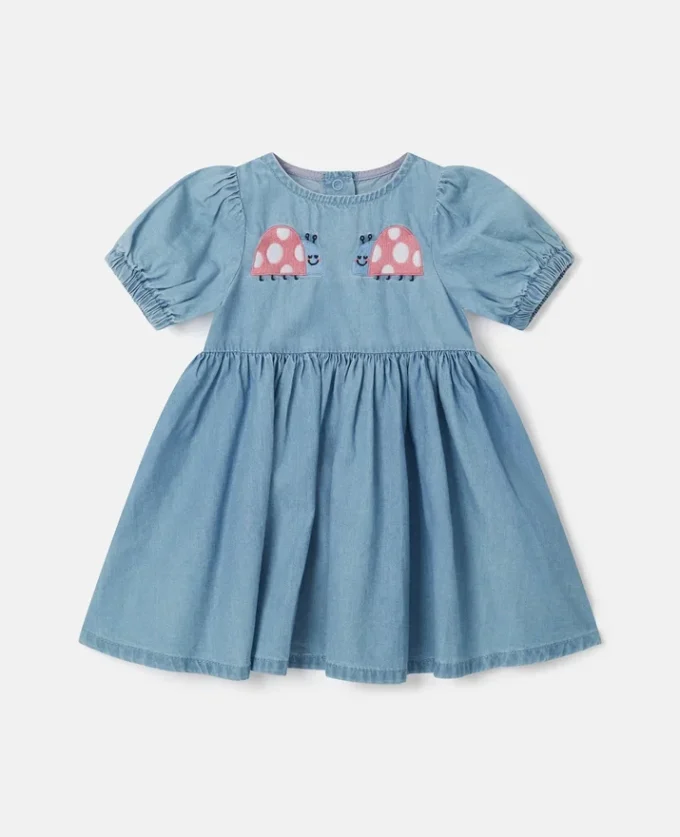 Denimkleid mit Marienkäfer-Stickerei