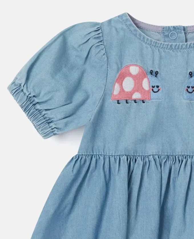 Denimkleid mit Marienkäfer-Stickerei
