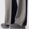 Weite Hose mit kontrastierenden Einsätzen