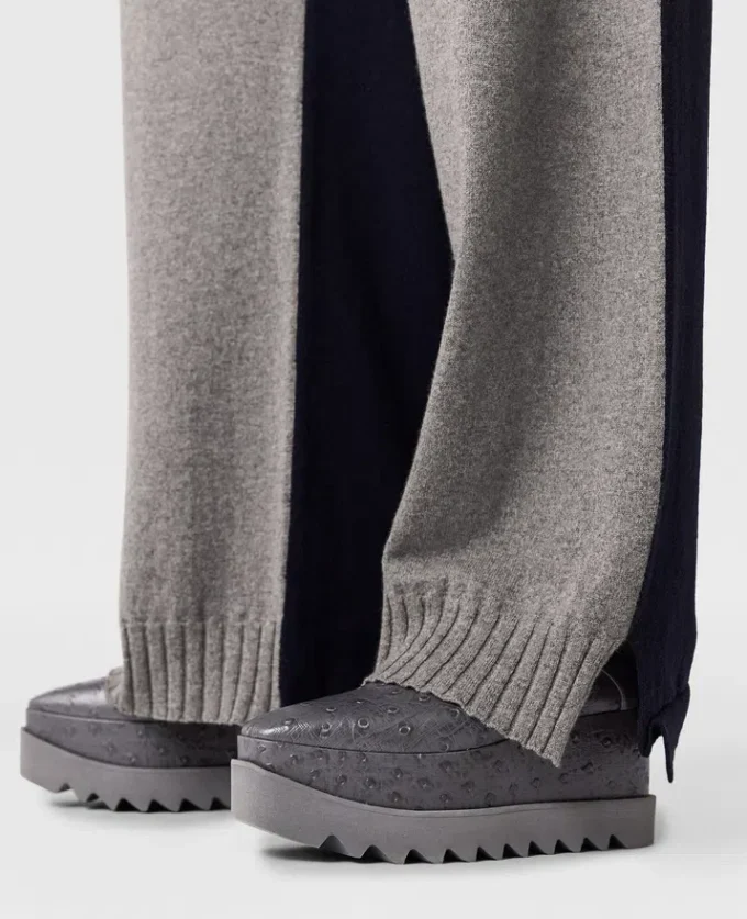 Weite Hose mit kontrastierenden Einsätzen