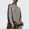 Pullover mit Rollkragen und kontrastierenden Einsätzen