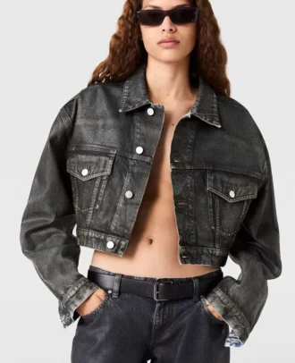 Gekürzte Jeansjacke mit gealterten Einsätzen