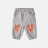 Jeans mit Eichhörnchen-Grafik