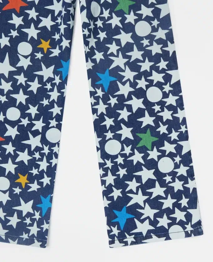 Jeans mit Sternenprint und geradem Bein