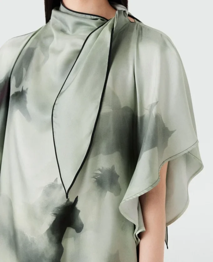 Kleid mit Pferdemuster