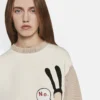 Kleiner schwarzer Hasen-Stickerei-Baumwollpullover