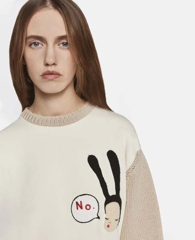 Kleiner schwarzer Hasen-Stickerei-Baumwollpullover