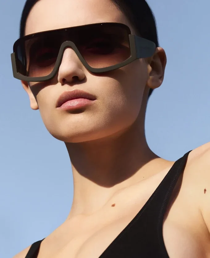 Klobige Sonnenbrille mit geradem Rand