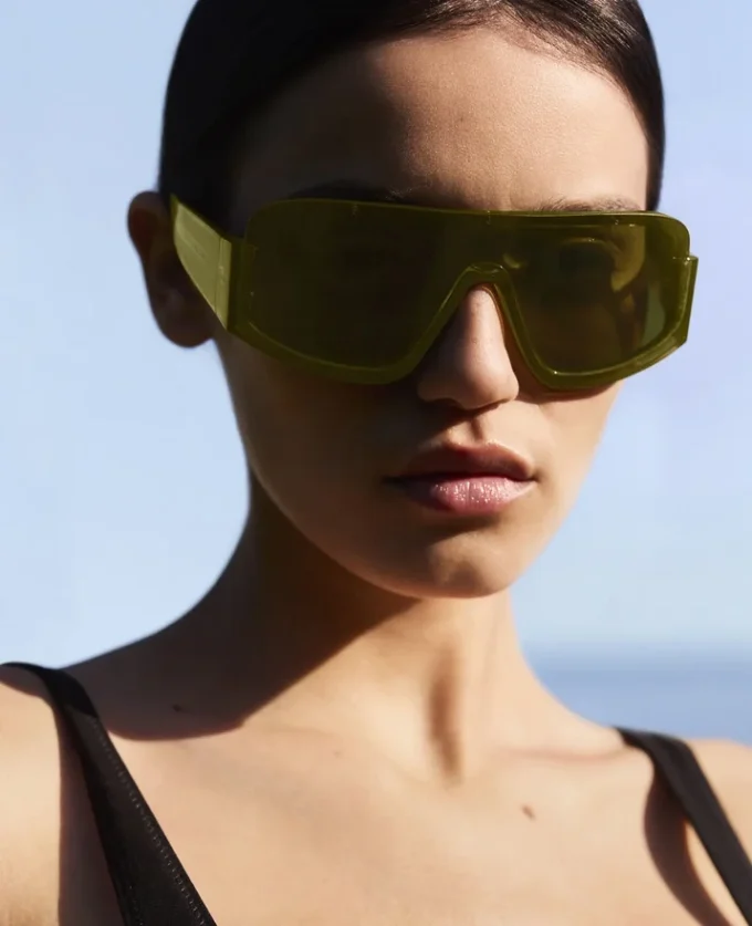 Klobige Sonnenbrille mit geradem Rand