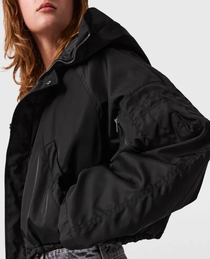 Langärmelige Jacke mit hohem Kragen