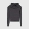 Langärmeliger Pullover mit schulterfreiem Ausschnitt