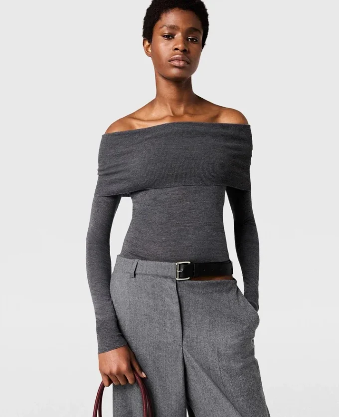 Langärmeliger Pullover mit schulterfreiem Ausschnitt