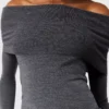 Langärmeliger Pullover mit schulterfreiem Ausschnitt