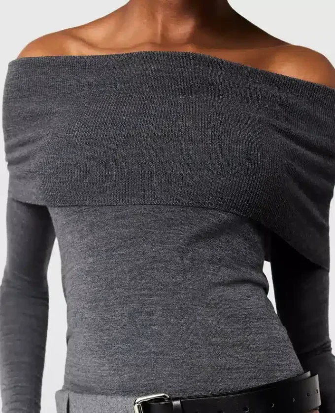 Langärmeliger Pullover mit schulterfreiem Ausschnitt