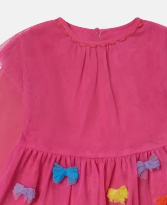 Langärmliges Kleid mit Schleifenstickerei