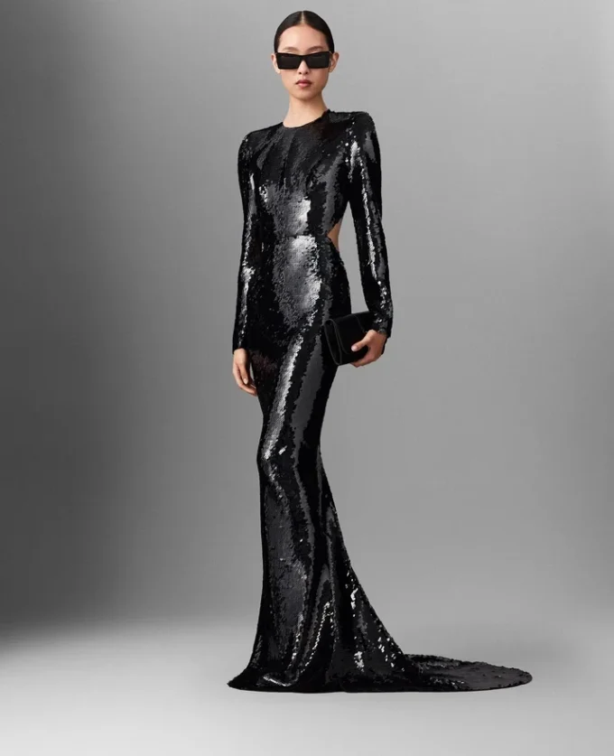Langärmliges, rückenfrei Kleid mit Pailletten