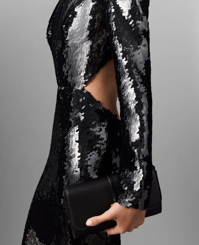 Langärmliges, rückenfrei Kleid mit Pailletten