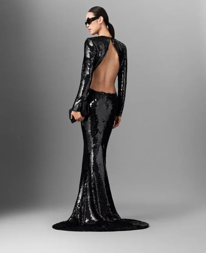 Langärmliges, rückenfrei Kleid mit Pailletten