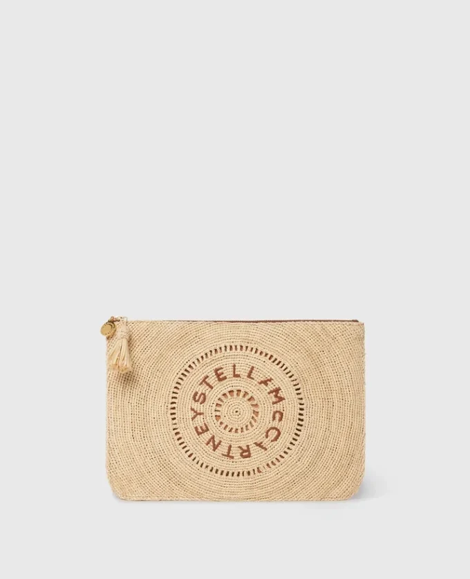Logo-Clutch aus Raffia