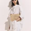 Logo-Clutch aus Raffia