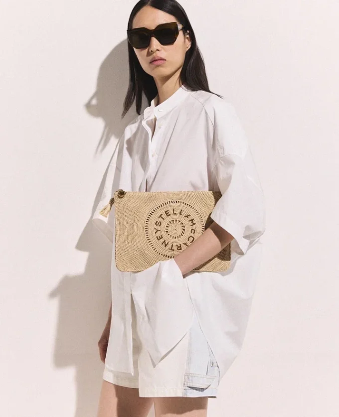 Logo-Clutch aus Raffia
