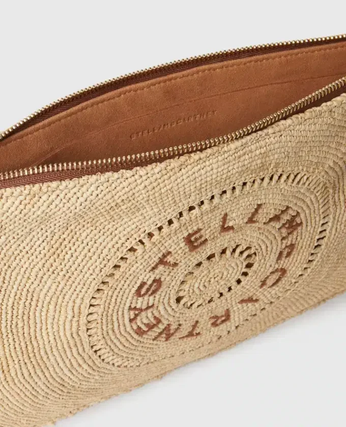 Logo-Clutch aus Raffia