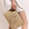 Logo-Clutch aus Raffia