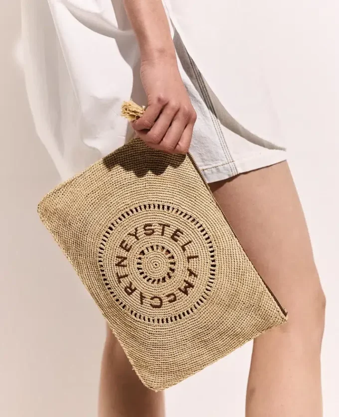Logo-Clutch aus Raffia