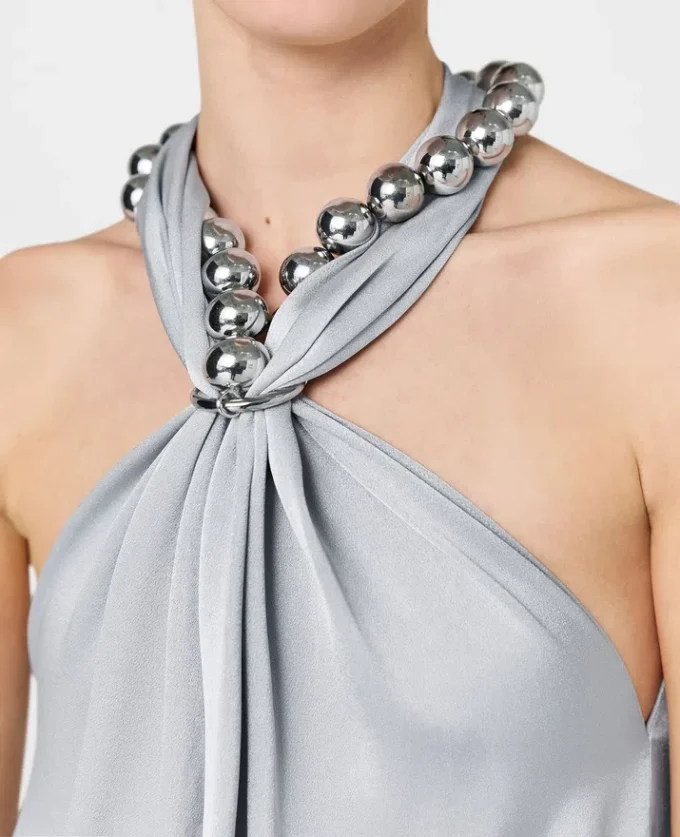 Maxikleid aus Satin mit Kugelketten-Halterneck