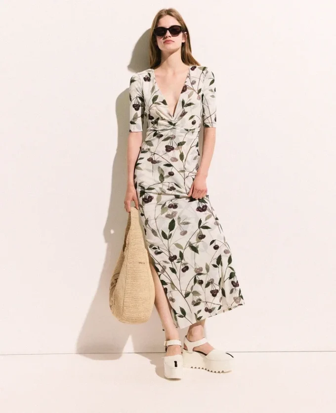 Midi-Kleid mit Kirschprint und halben Ärmeln