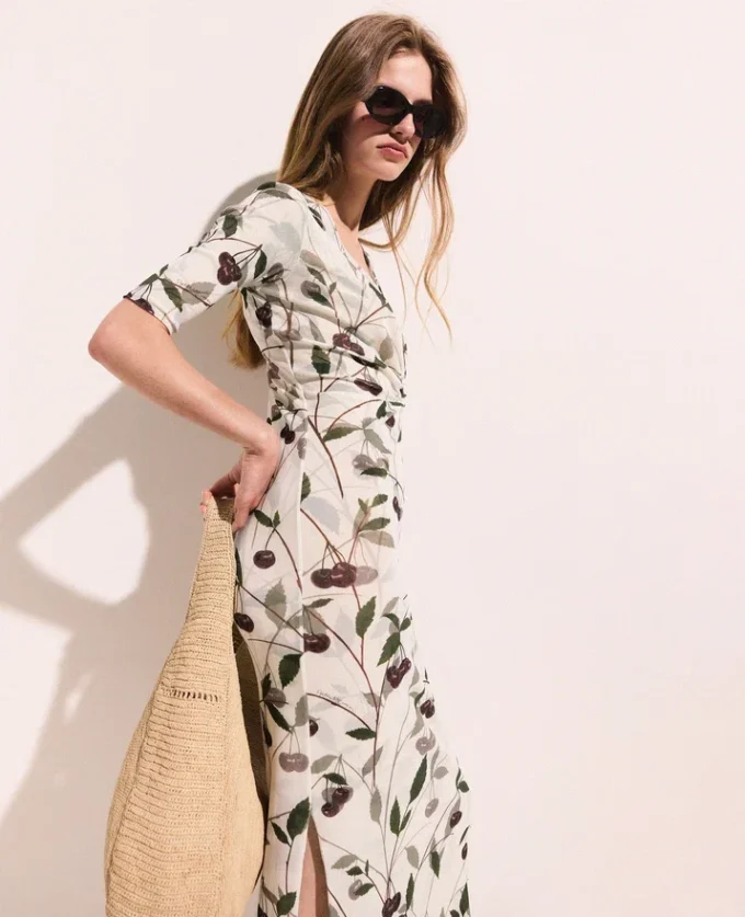 Midi-Kleid mit Kirschprint und halben Ärmeln