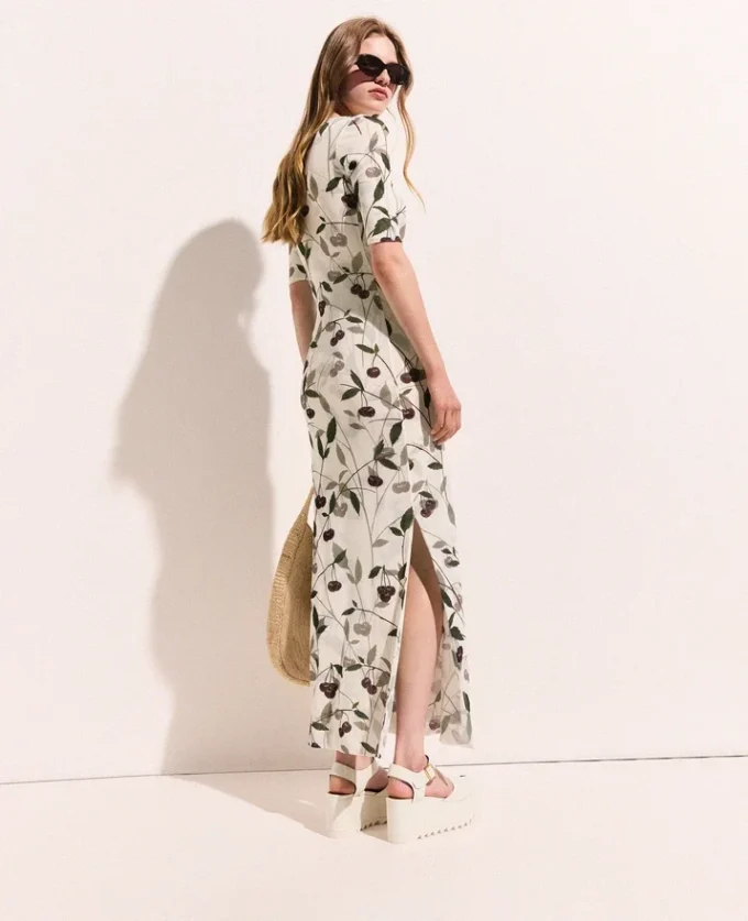 Midi-Kleid mit Kirschprint und halben Ärmeln