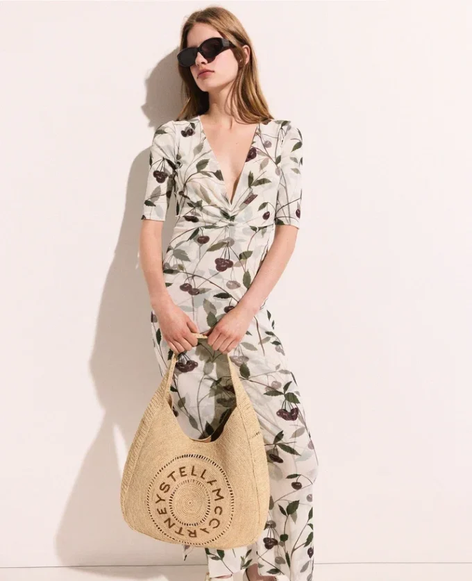 Midi-Kleid mit Kirschprint und halben Ärmeln