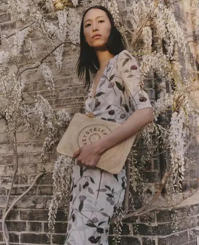 Midi-Kleid mit Kirschprint und halben Ärmeln