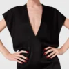Midi-Kleid mit tiefem V-Ausschnitt und Kapuzenärmeln
