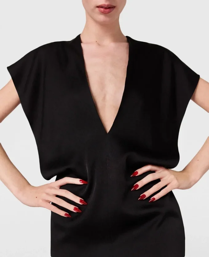 Midi-Kleid mit tiefem V-Ausschnitt und Kapuzenärmeln