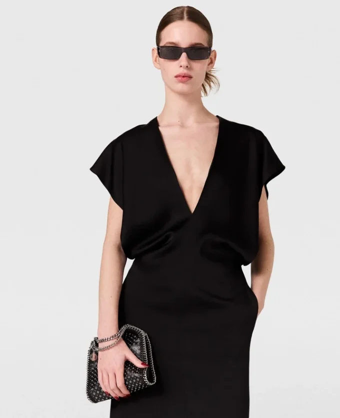 Midi-Kleid mit tiefem V-Ausschnitt und Kapuzenärmeln