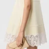 Minikleid aus Satin mit Spitzenbesatz