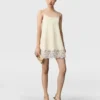 Minikleid aus Satin mit Spitzenbesatz
