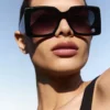 Oversized-Sonnenbrille mit quadratischen Gläsern und Farbverlauf