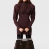 Plissiertes Minikleid mit hohem Kragen und langen Ärmeln