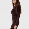 Plissiertes Minikleid mit hohem Kragen und langen Ärmeln