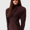 Plissiertes Minikleid mit hohem Kragen und langen Ärmeln
