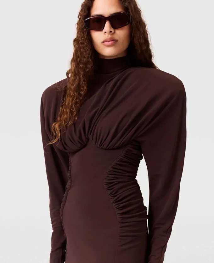 Plissiertes Minikleid mit hohem Kragen und langen Ärmeln