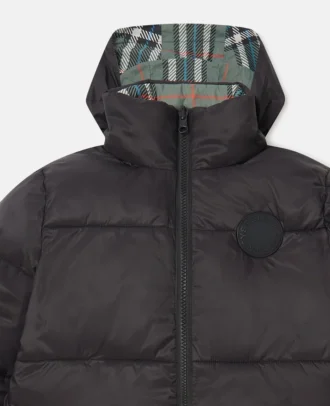 Pufferjacke mit hohem Kragen und kariertem Futter
