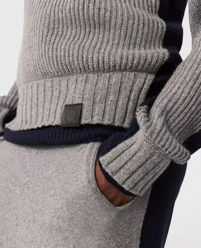 Pullover mit Rollkragen und kontrastierenden Einsätzen